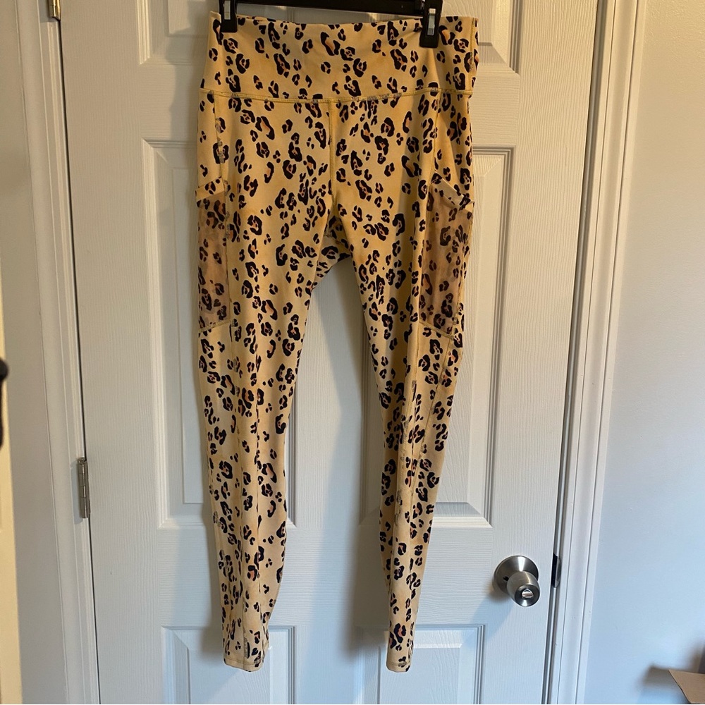 Fabletics XL Cheetah Print 7/8 Powerhold workout legging with mesh pockets